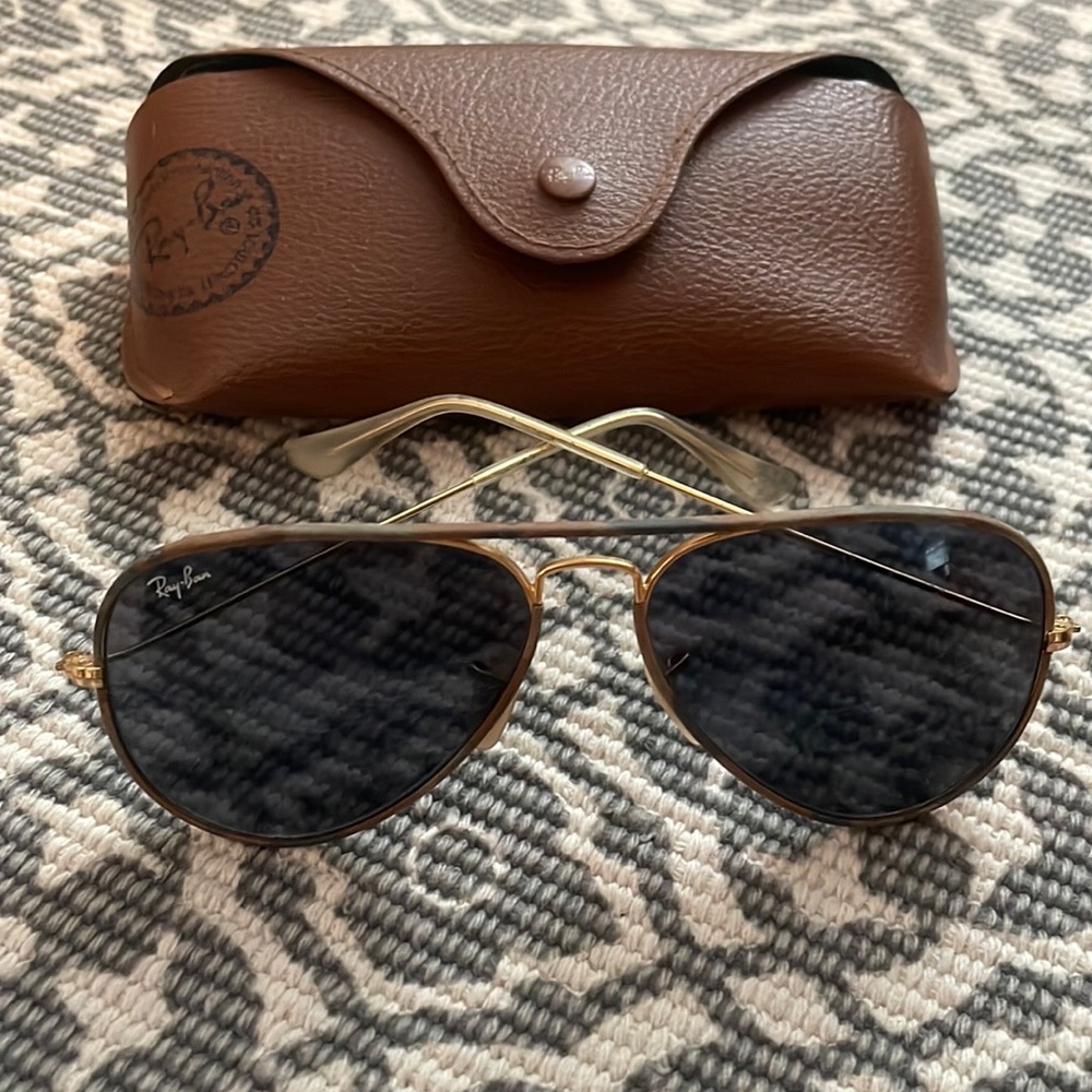 Authentic Ray-Ban iconic aviator sunglasses with case